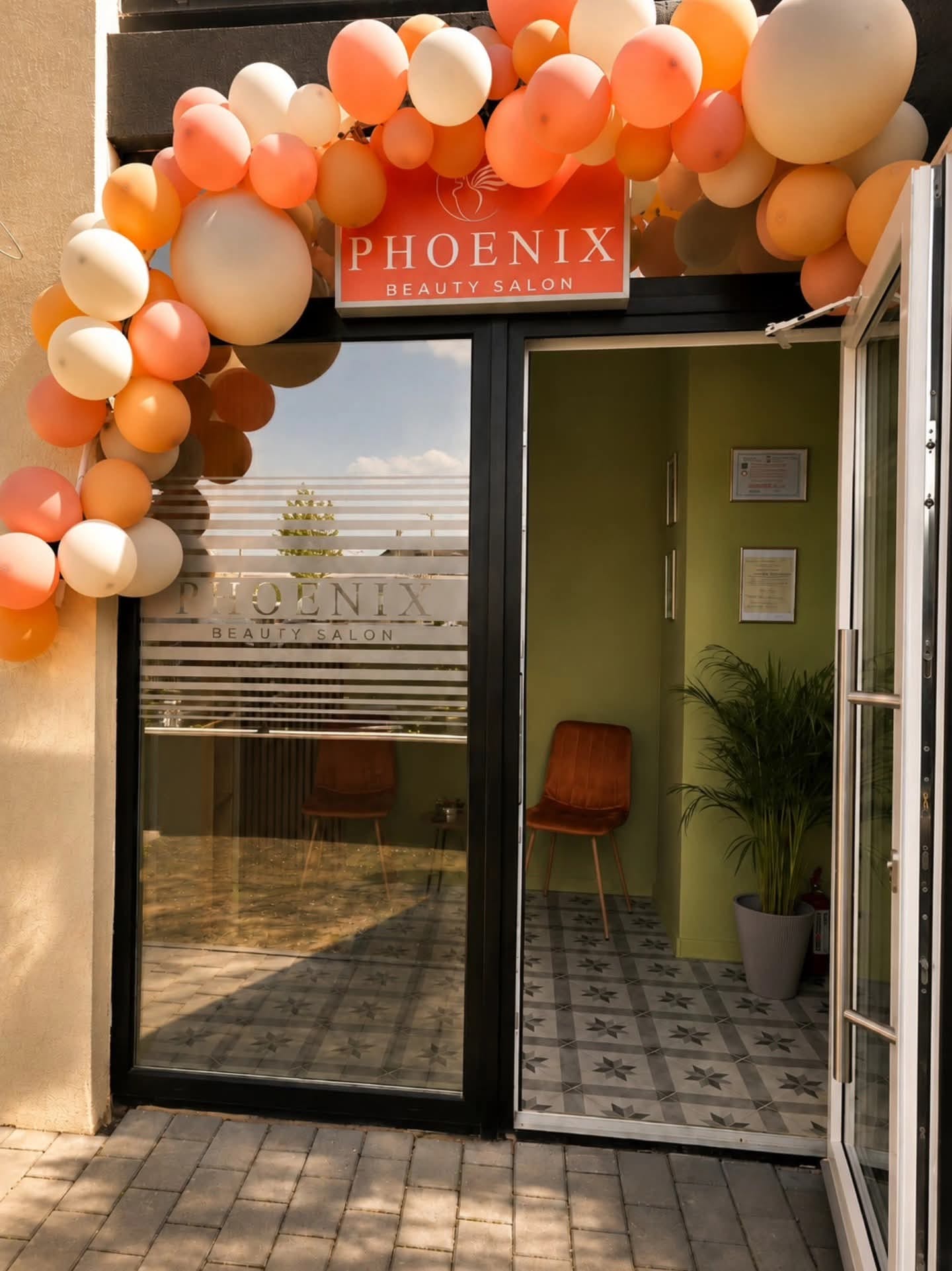 Intrarea în salonul Phoenix Beauty