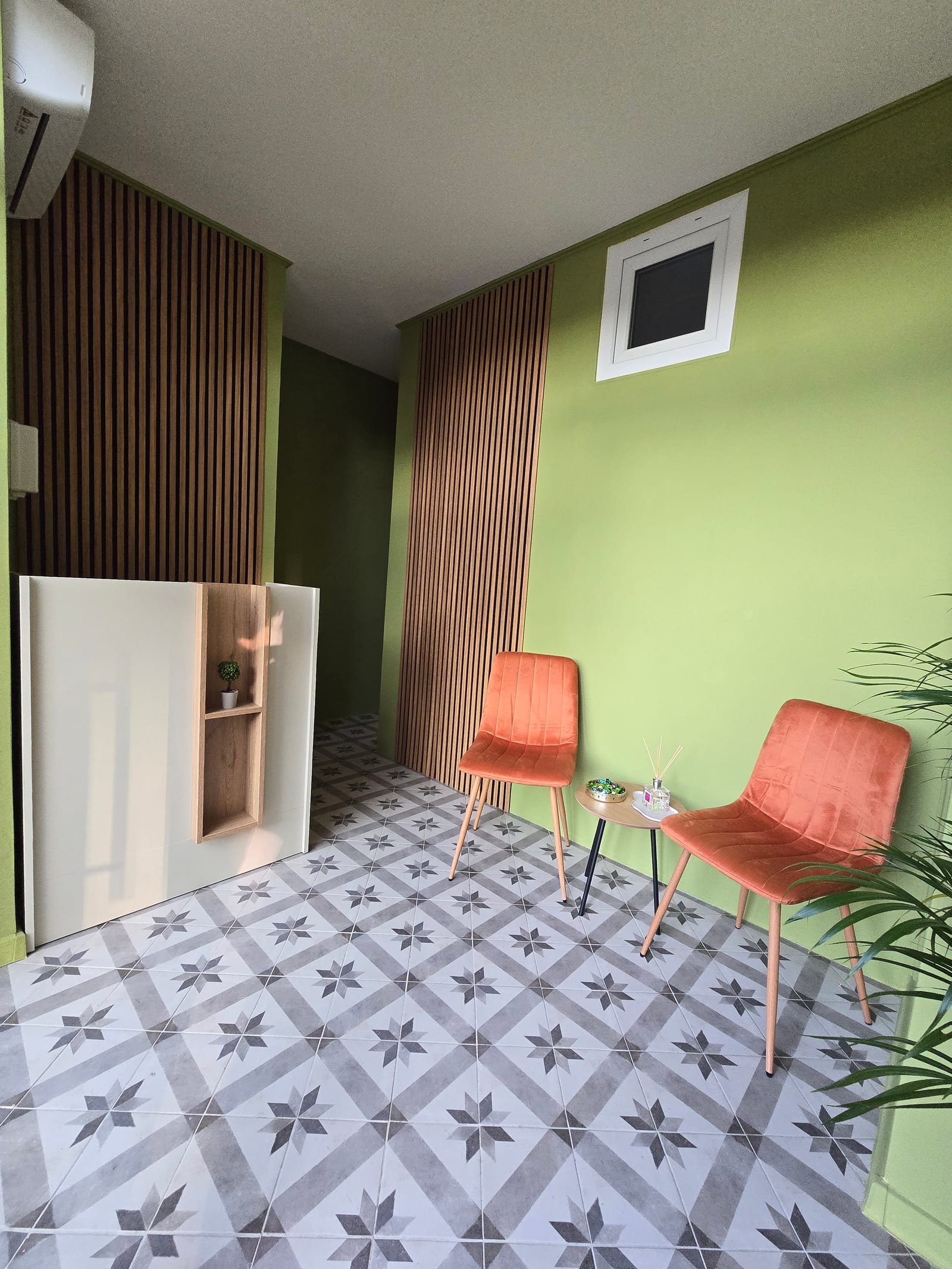 Zona de recepție din salonul Phoenix Beauty
