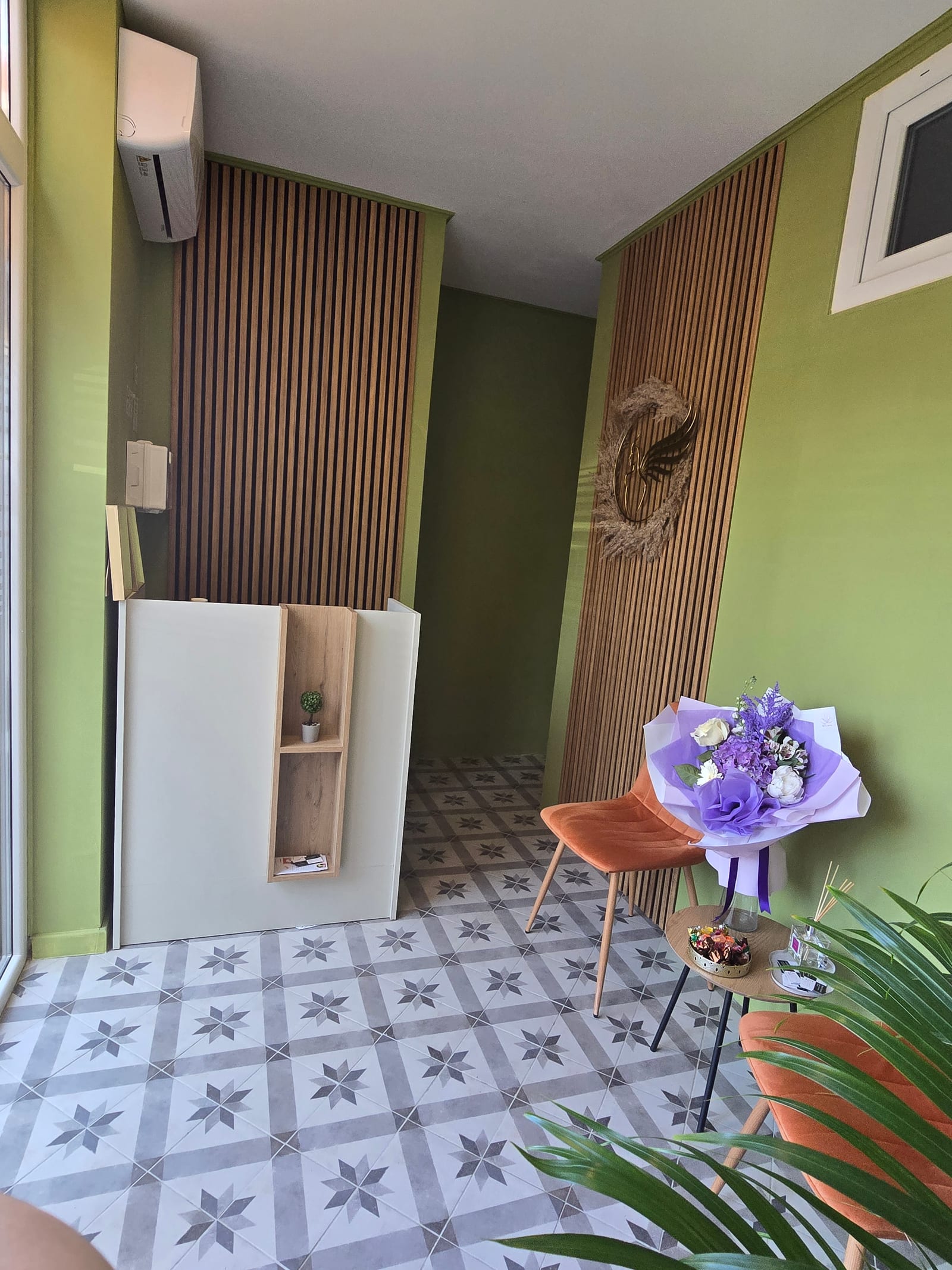 Spațiul de așteptare din salonul Phoenix Beauty